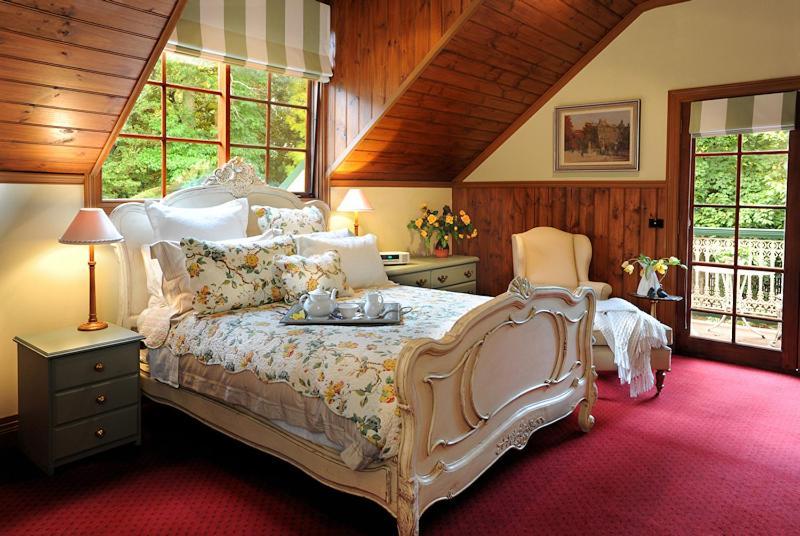 Mary Cards Coach House 4*